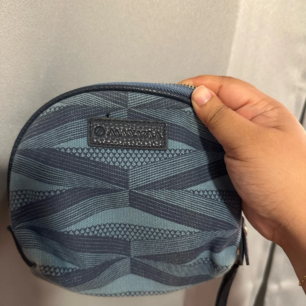Manaola Blue Wristlet - Picture 5 of 9